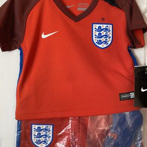 Mini-kit Bébé Angleterre ref 724567 600 Nike